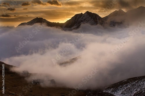 Wielki widok mgłowa dolina w Gran Paradiso parku narodowym, Alps, Włochy, dramatyczna scena, piękny świat. kolorowy jesienny poranek, malowniczy widok z pochmurnego nieba, majestatyczny świt w górskim krajobrazie