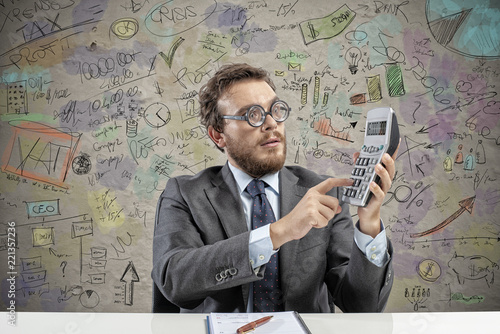 Fotografie Nerd accountant does calculation of company revenue