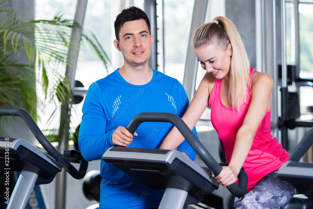Ausdauertraining im Fitnessstudio, Mann und Frau beim Sport Ausdauertraining im Fitnessstudio, Mann und Frau beim Sport