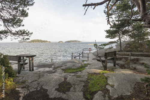Canvas Print Klippbadet med bänkar och bord längst ut på Ingarö i Stockholms skärgård