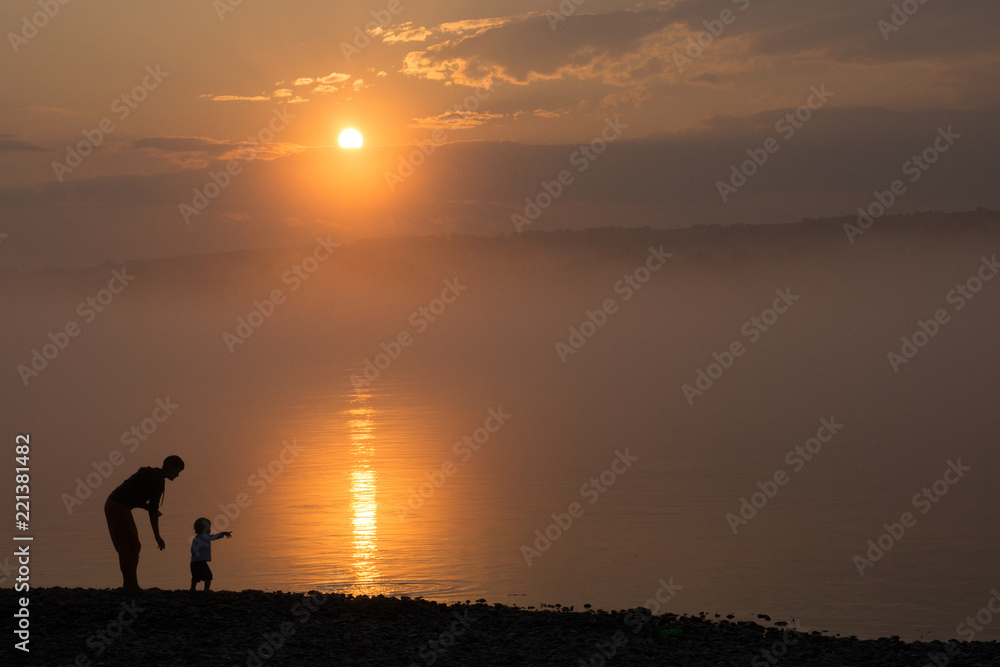Fototapeta premium admire the beauty of the sunset