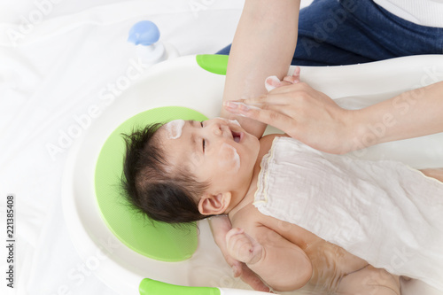 新生児の入浴・沐浴方法を説明するマニュアル用写真、洗顔の手順。