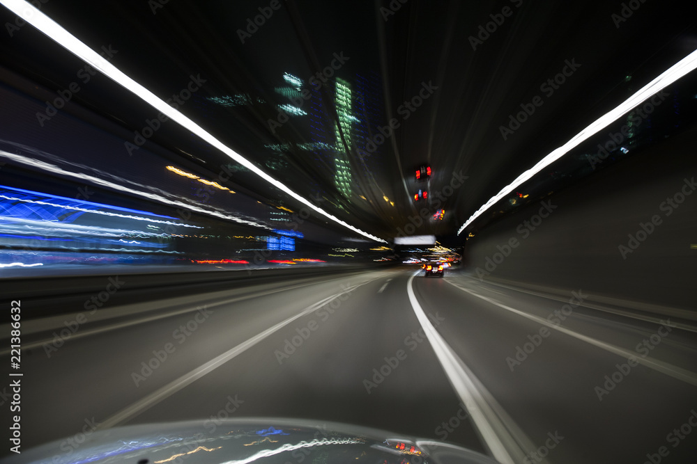 Auto fährt schnell durch einen Tunnel