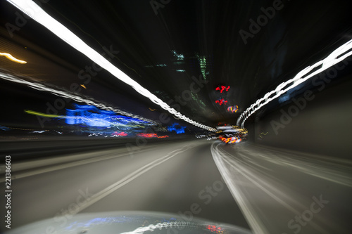 Autofahrt in der Nacht in einen Tunnel