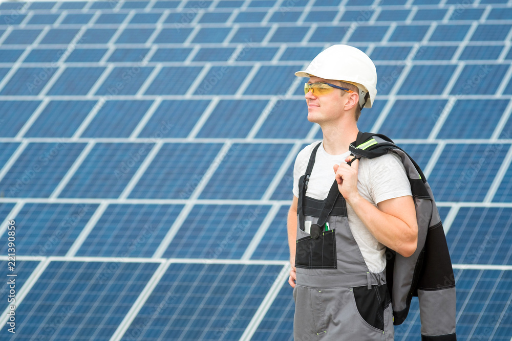 Obraz premium Solar panels engineer in white cask