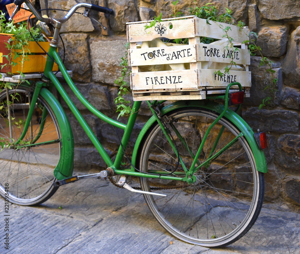 Grünes Fahrrad mit Blumen in einer Holzkiste auf dem Gepäckträger  Stock-Foto | Adobe Stock