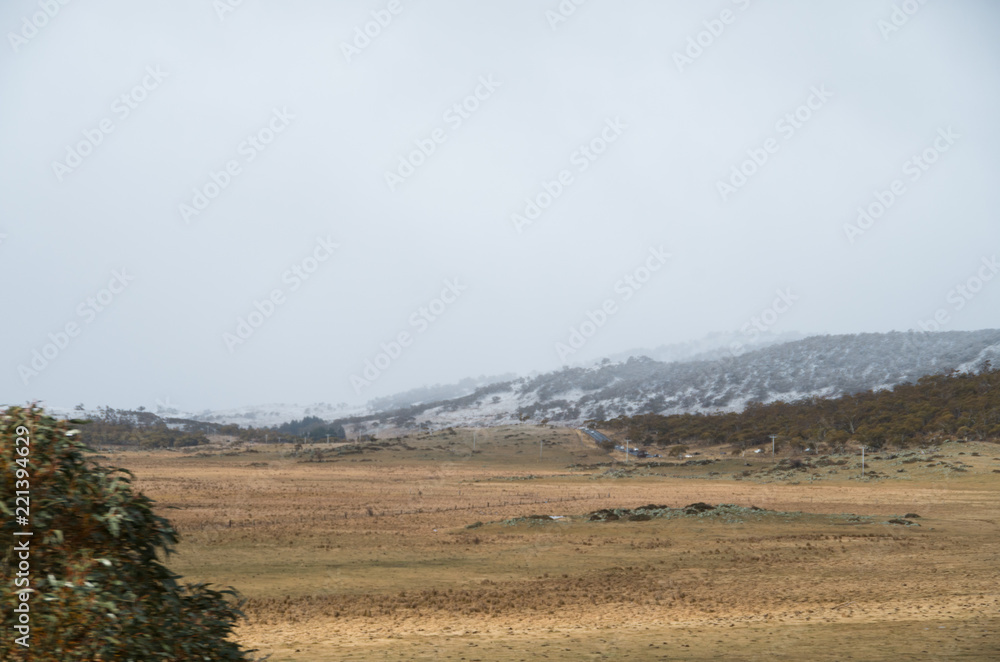 Obraz premium Snow line in fields