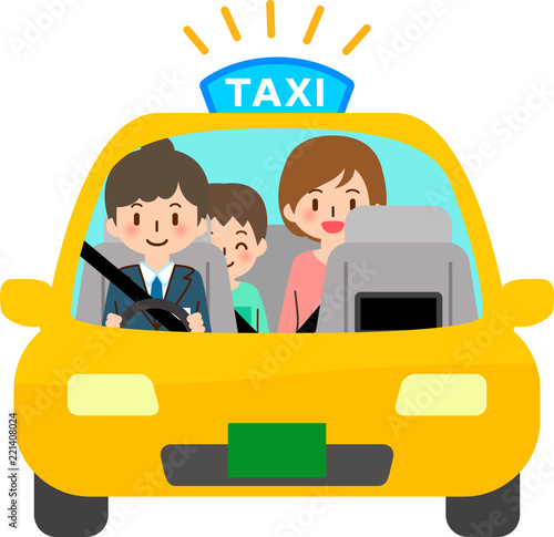 タクシーに乗った親子連れと女性運転手