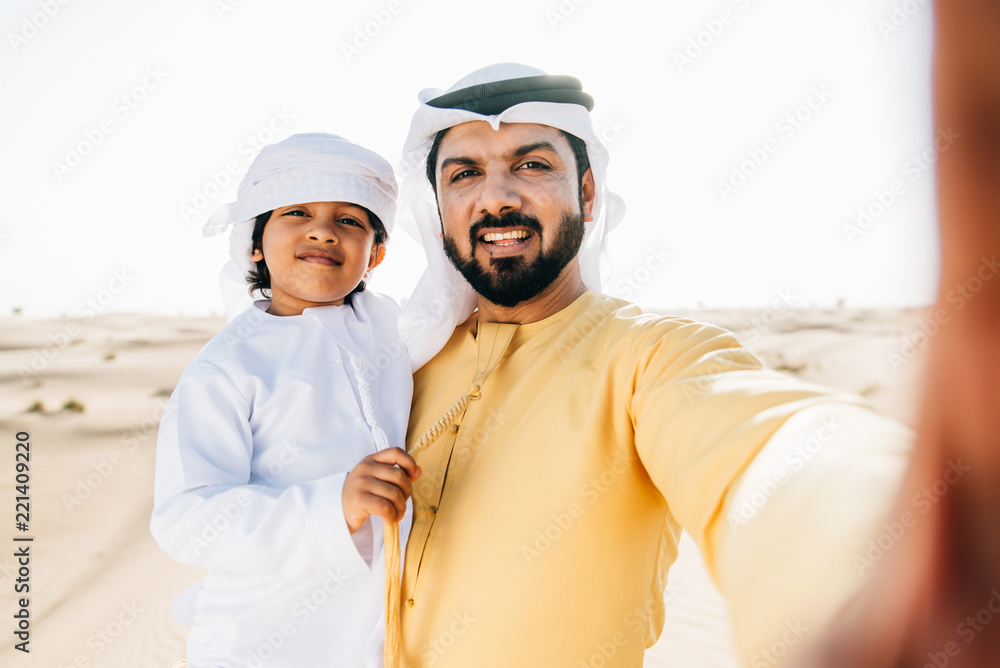 Fototapeta premium ojciec i syn spędzają czas na pustyni