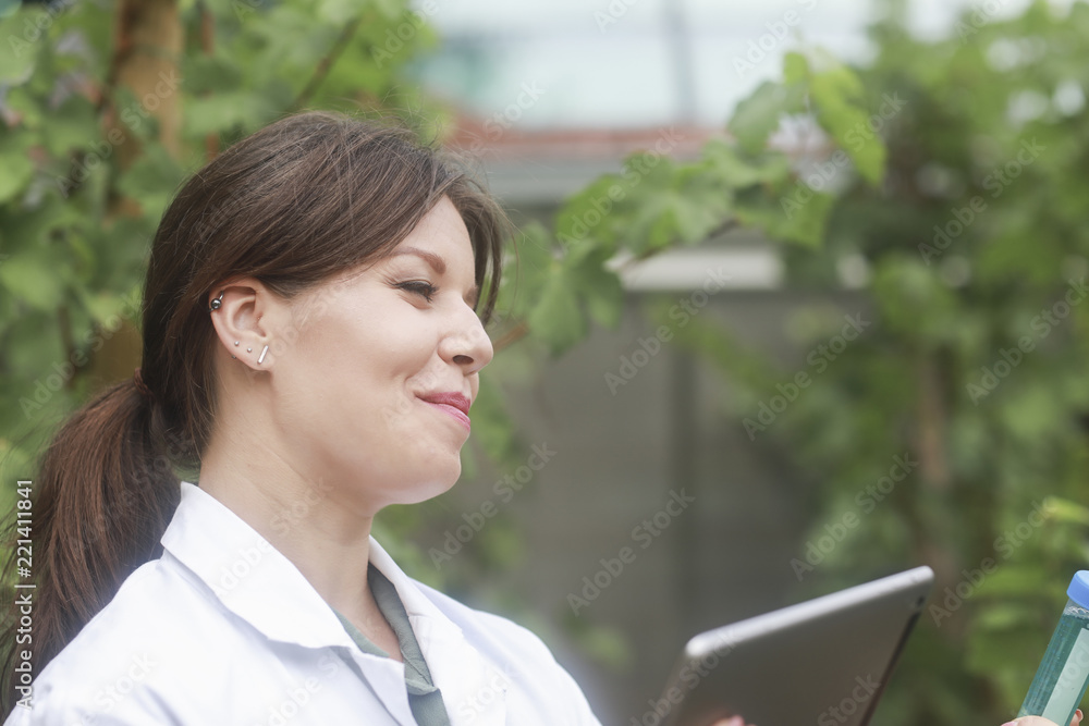 Junge Wissenschaftlertin mit Tablet im Freien Junge Wissenschaftlertin mit Tablet im Freien