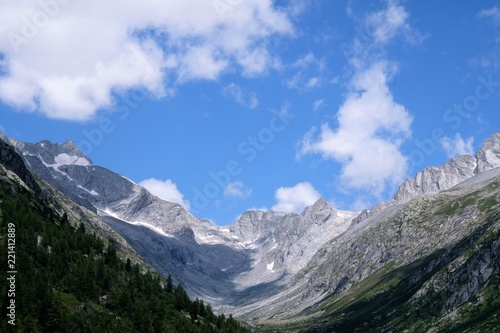 paesaggio montagna natura cielo azzurro nuvole cime rocce parco all'aperto neve