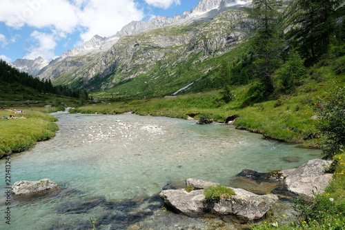 paesaggio fiume montagna natura acqua lago cime rocce alberi verde prato erba