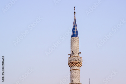 Fotografia Clear shoot of old masonry mosque minaret with blue sky background