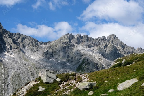 panorama montagna cielo azzurro nubi cime rocce parco alpi neve prato verde sentiero © FERRUCCIO