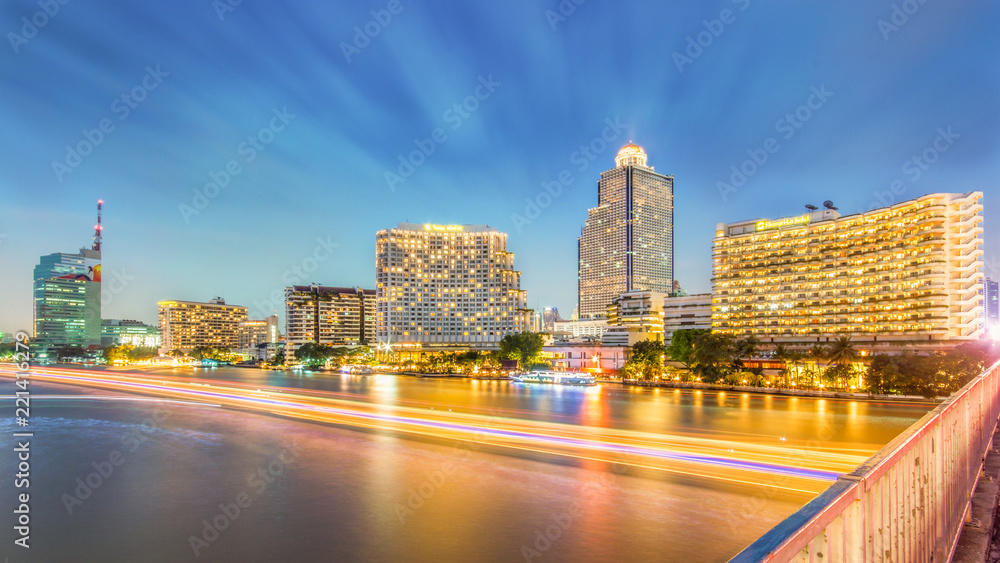 Obraz premium Light trails of boat at taksin bridge, Bangkok, Thailand (Traffic jam on bridge Taksin (Sathorn))