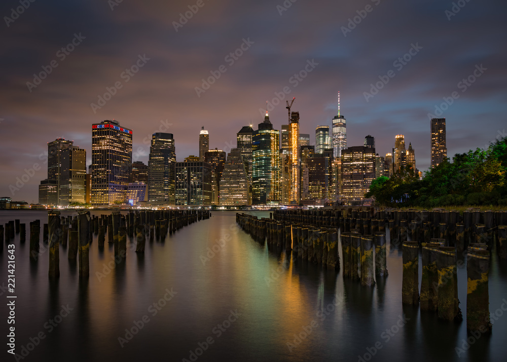 Fototapeta premium Manhattan Skyline widziany z Brooklynu w Nowym Jorku