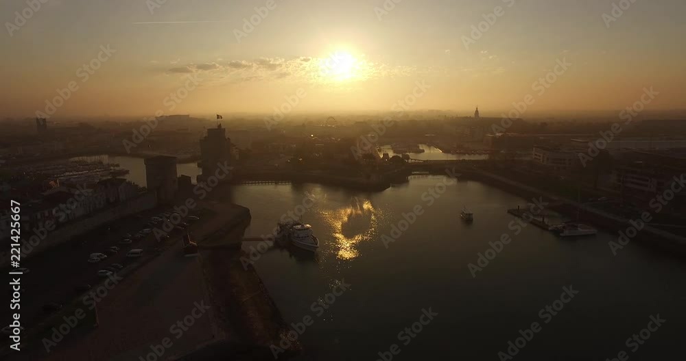 Lever de soleil dans le vieux port de La Rochelle 