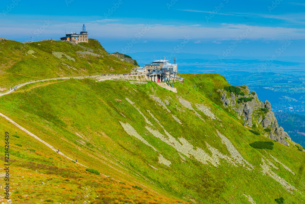 Fototapeta premium Turyści w pobliżu stacji Kasprowy Wierch Polska atrakcja
