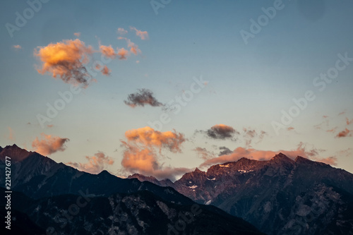 Cime di montagne con nuvole al tramonto