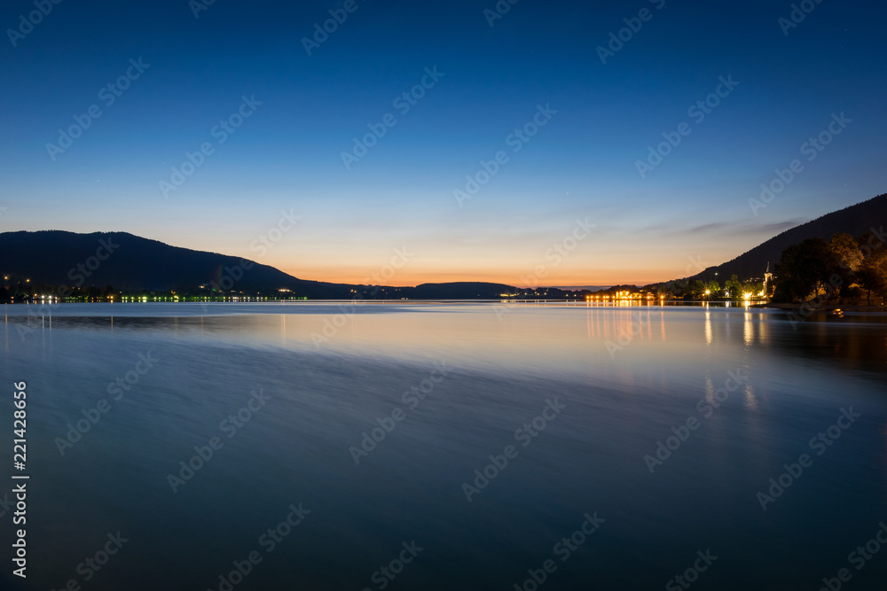 Abend am Tegernsee in den Alpen in Bayern Abend am Tegernsee in den Alpen in Bayern