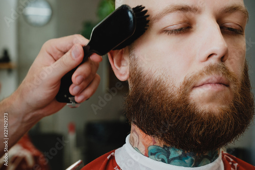 Fotografia, Obraz Bearded skinhead man in barbershop
