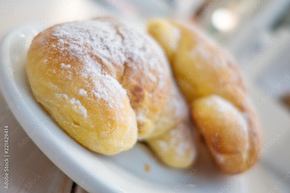 Brioches fragranti serviti su un piattino Brioches fragranti serviti su un piattino