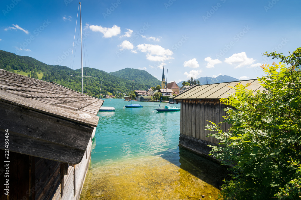 Naklejka premium Tegernsee in den Alpen an einem Tag im Sommer