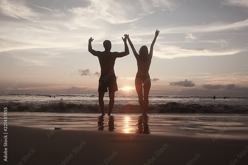 Fototapeta premium zakochani biegają po plaży / chłopak i dziewczyna biegają po letniej plaży morskiej, odpoczywają nad morzem miesiąc miodowy