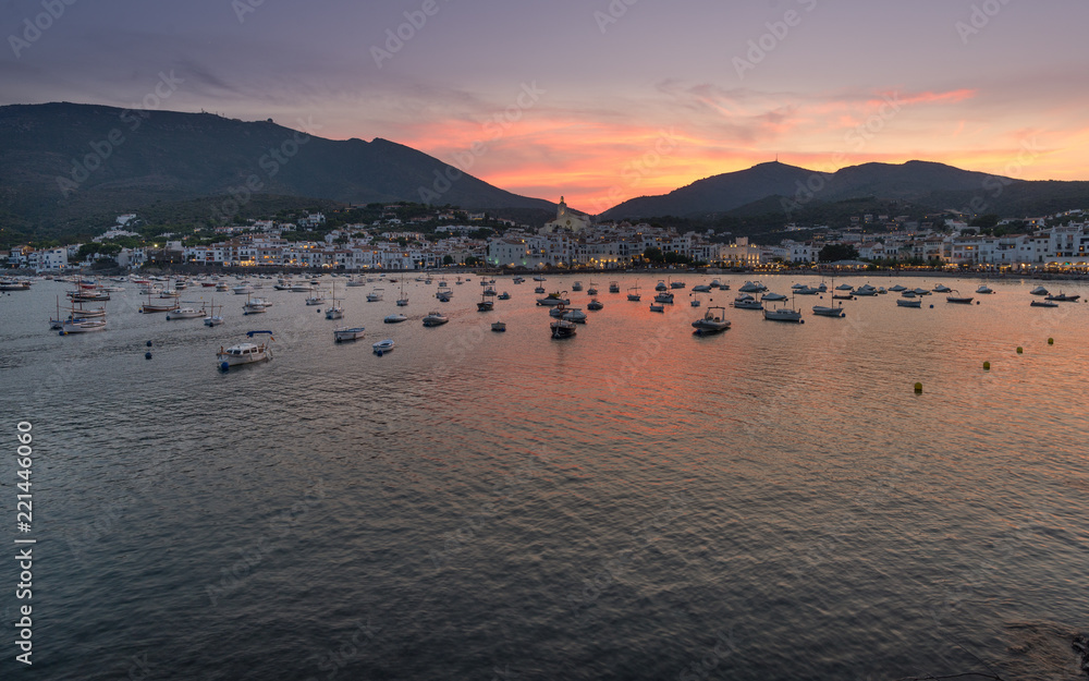 Vista del pueblo de Cadaqués al anochecer con el mar en calma, Costa Brava, Cataluña.España