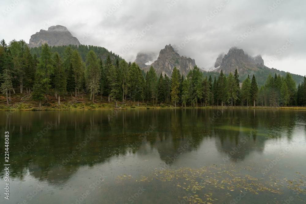 Blick über den Lago Antorno bei Regen und Nebel im Herbst