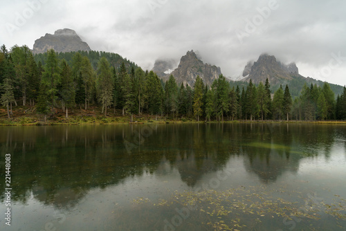 Fototapeta Naklejka Na Ścianę i Meble -  Blick über den Lago Antorno bei Regen und Nebel im Herbst
