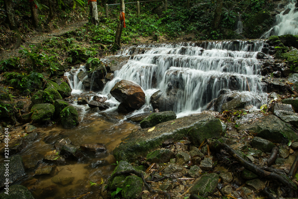 Obraz premium Waterfalls flowing down from the stream at 