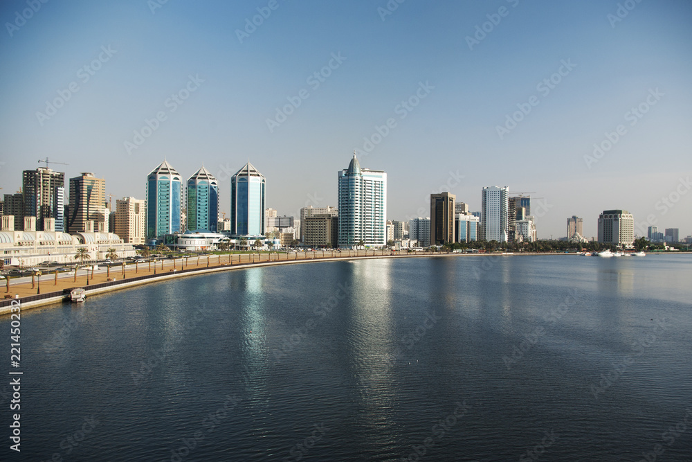 Naklejka premium Arabskie miasto na wodzie. Zjednoczone Emiraty Arabskie, Szardża.