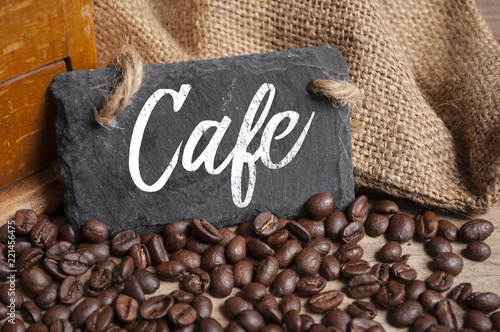 Fairtrade Kaffeebohnen mit Kreidetafel auf Holzhintergrund