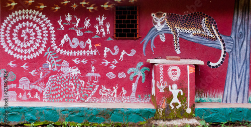 Foto Art painted on the wall of a Warli temple inside Mumbai's SGNP.