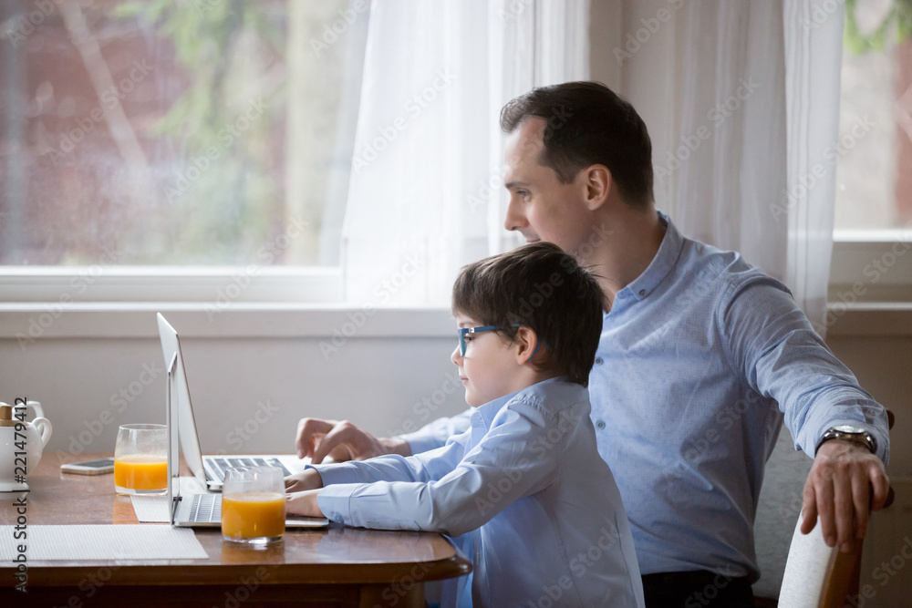 Son go to kindergarten. Dad works. Фото работающих родителей. Dad clipart. Родители читают книгу ребенку.