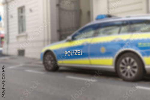 Polizeiauto an einer Straße