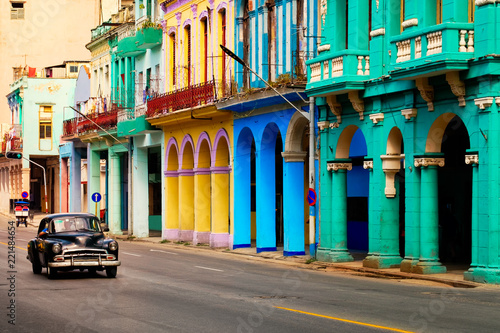 Canvas Print Street scene with old classic car and colorful buildings in Havana