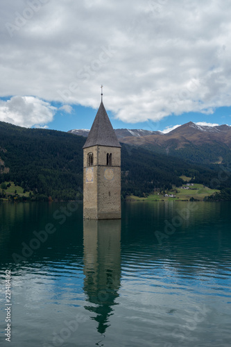 Das Wahrzeichen am Reschensee der Kirchtum von St. Katharina