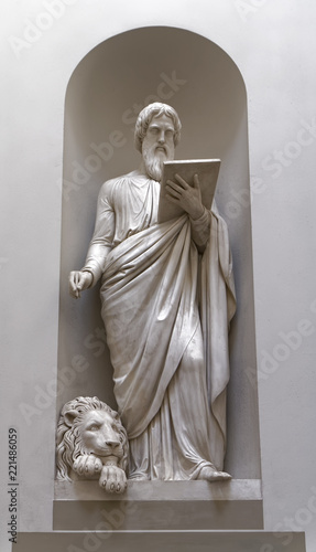 Fotografía The figure of Saint Mark, an evangelist with a lion at his feet.