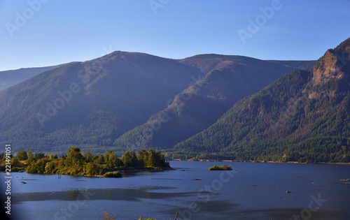 Fotografie Scenic view of the Columbia River and mountains, located in the Columbia River G