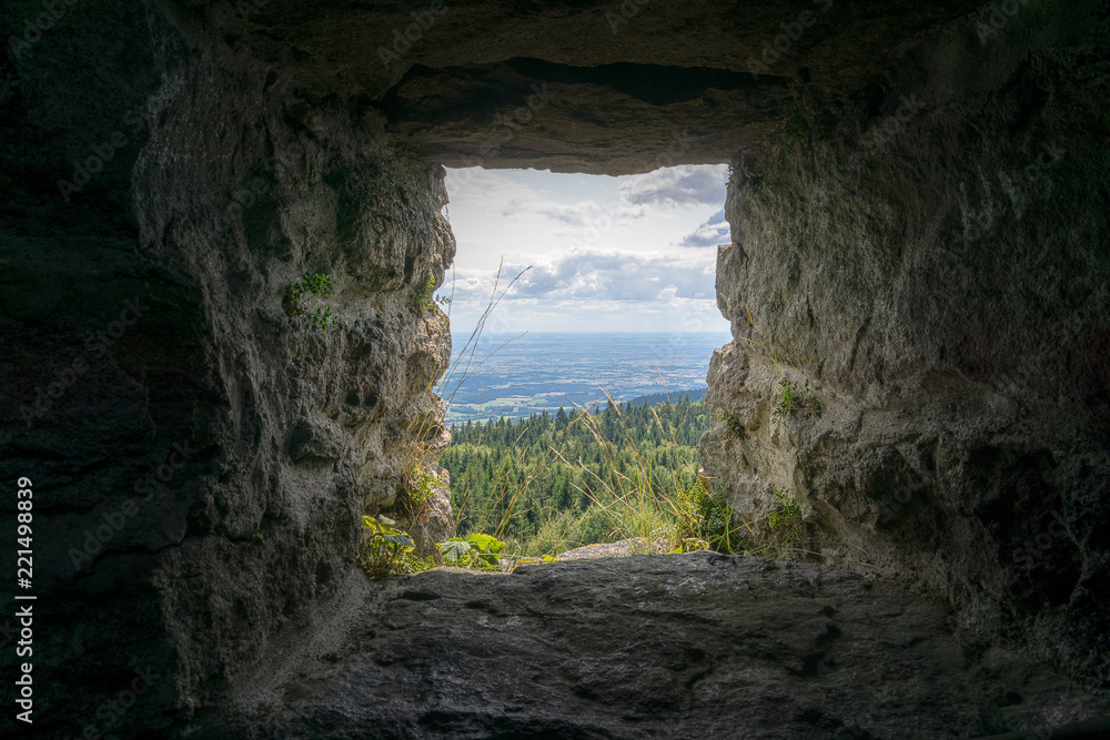 Hirschenstein 2018-6    Blick aus einem Fenster des Aussichtsturms am Hirschensteins auf den Gäuboden.