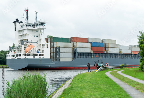 Containerschiff passiert den Nord-Ostsee-Kanal in Richtung Brunsbüttel in Schleswig-Holstein bei Rendsburg in Norddeutschland 