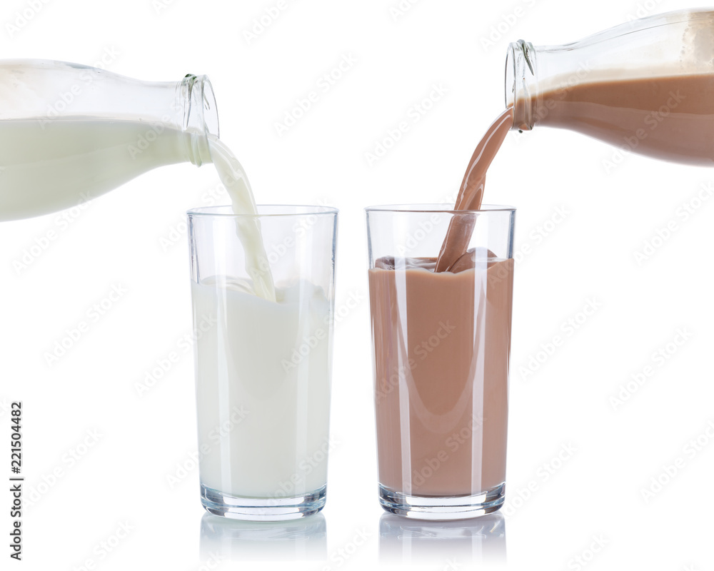 Milch und Kakao einschenken eingießen eingiessen Schoko Schokoladen Glas  Flasche Milchglas freigestellt Freisteller isoliert Stock-Foto | Adobe Stock