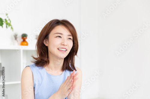 リラックスする女性 Free Download リラックスする女性 - GFXLoad