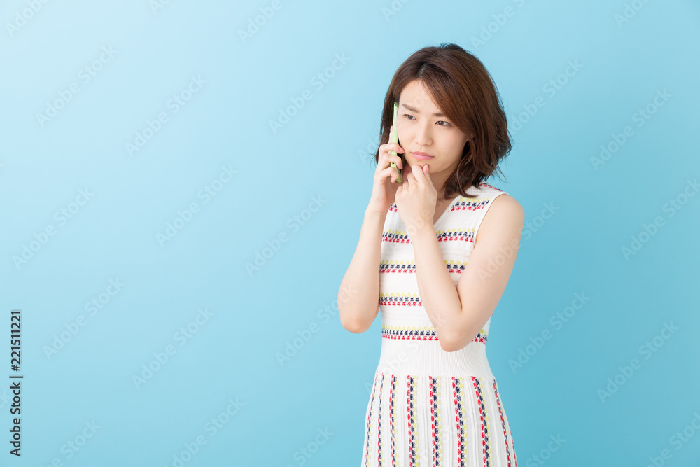 電話をする女性 考える 電話をする女性 考える