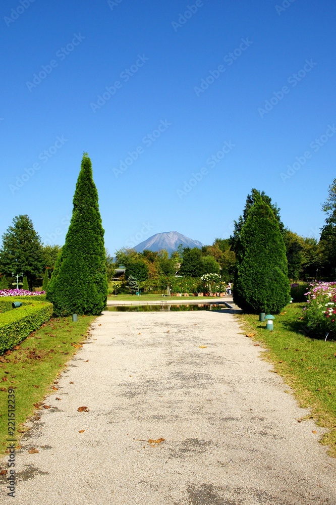 庭園から眺める大山（伯耆富士）の情景：縦