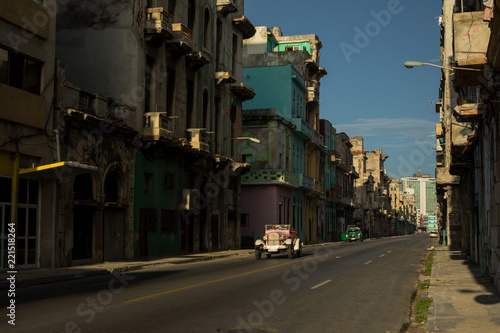 Un auto muy antiguo pasa por una calle muy sola.  © jesuschurion57