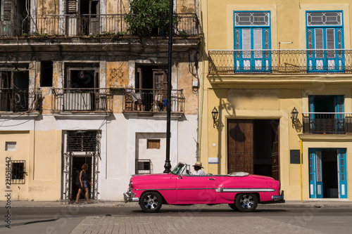 Un carro antiguo de color rosado circula por el casco histórico de la Habana. © jesuschurion57