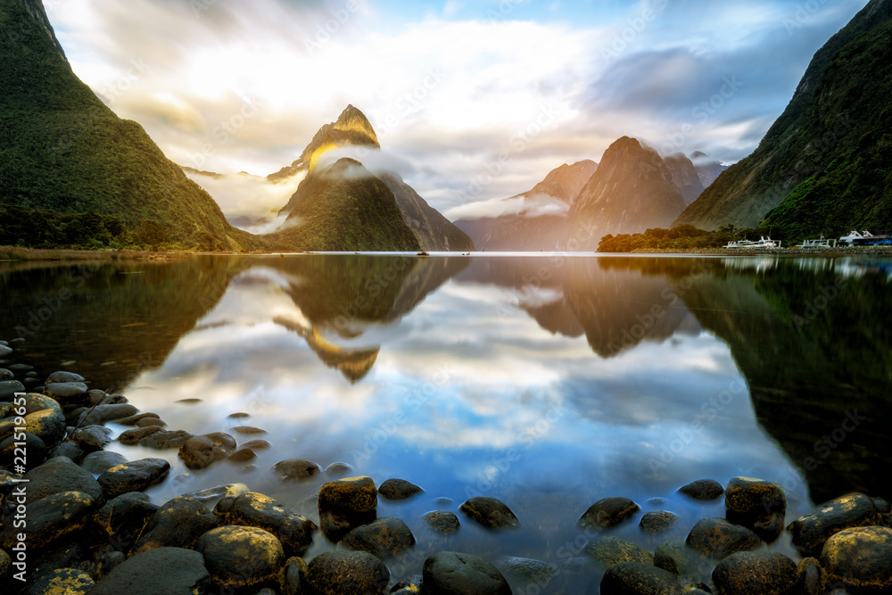 Beautiful Sunrise in Milford Sound, New Zealand - obrazy, fototapety, plakaty 